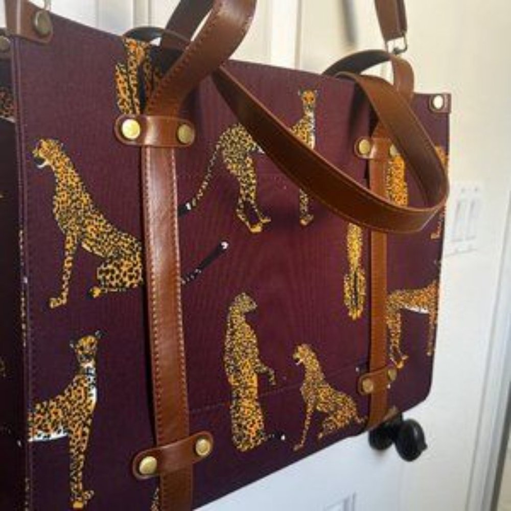 RARE Modcloth Camp Director Zipper Tote Wine Burgundy Cheetah Graphic Print CUTE - Picture 2 of 2